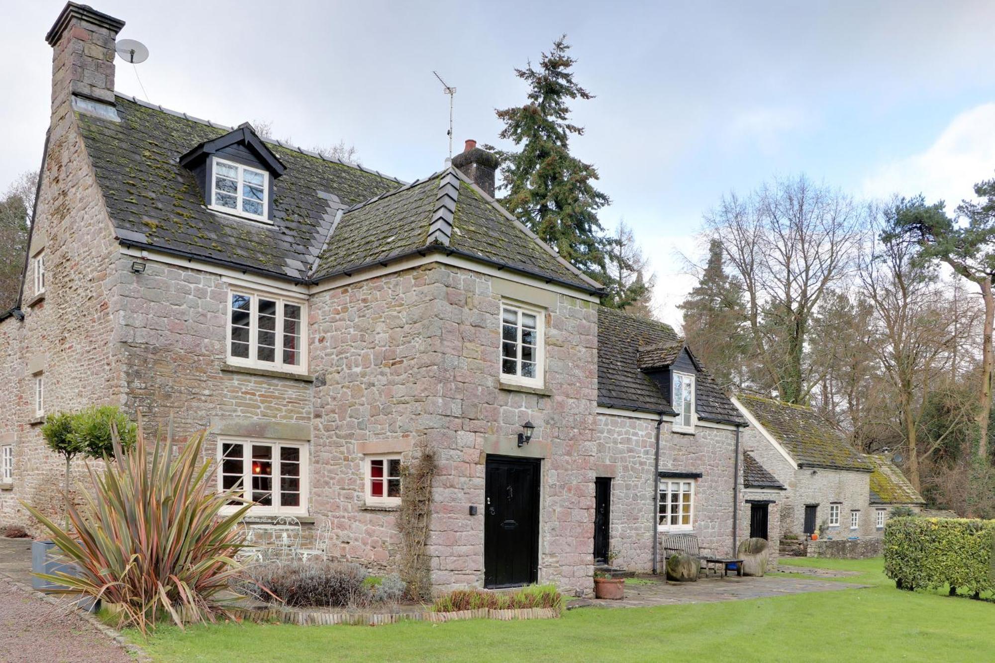 Danby Lodge Lydney Exterior photo